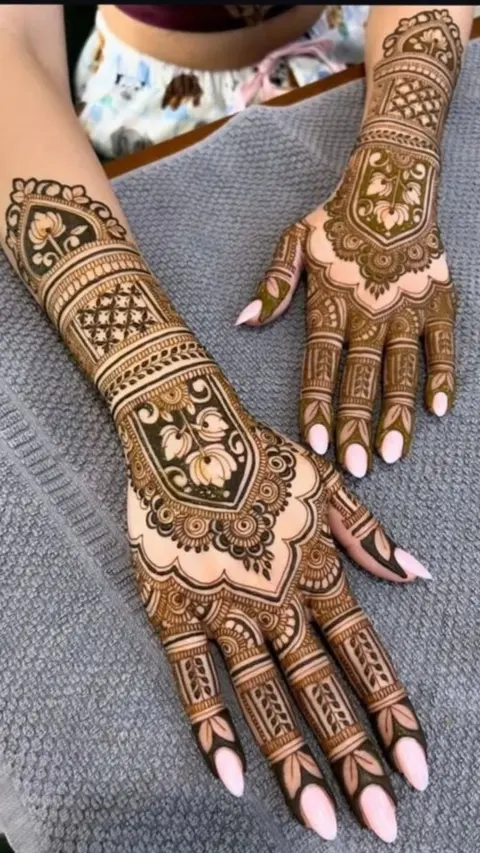 bridal stylish circle back hand mehndi design