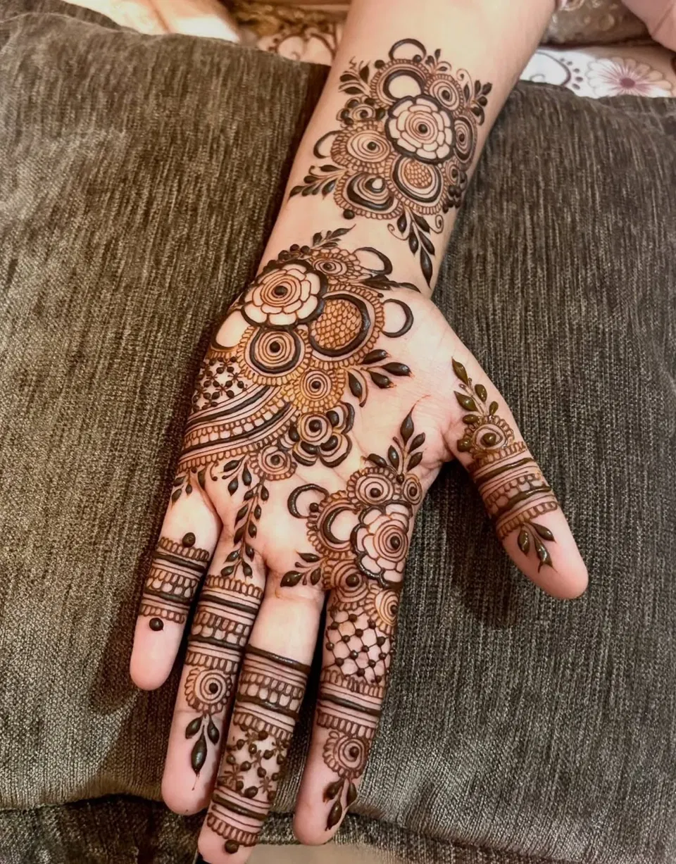 Arabic Bridal Finger Mehndi Design with Flowers