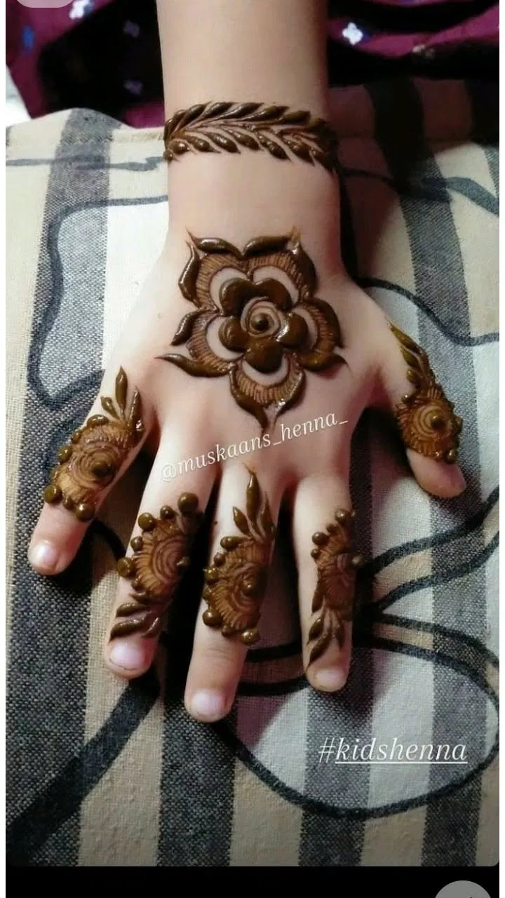 Arabic Bridal Finger Mehndi Design with Flowers and Jaal