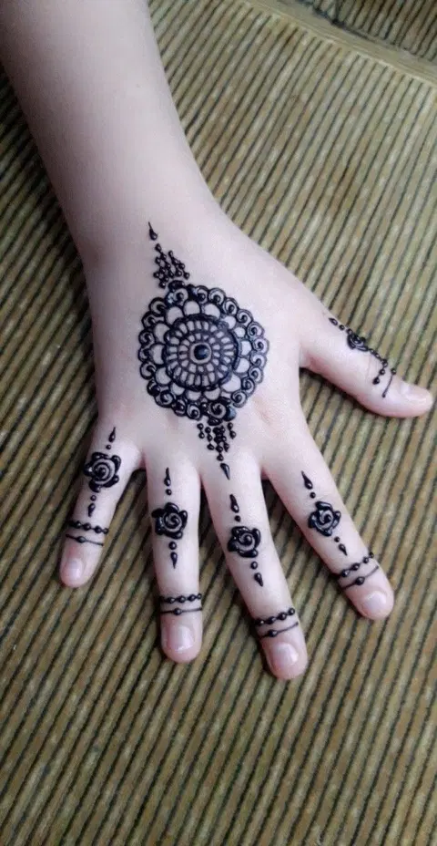 simple circle finger mehndi design
