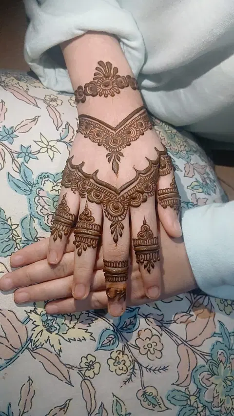 pakistani simple back hand mehndi design