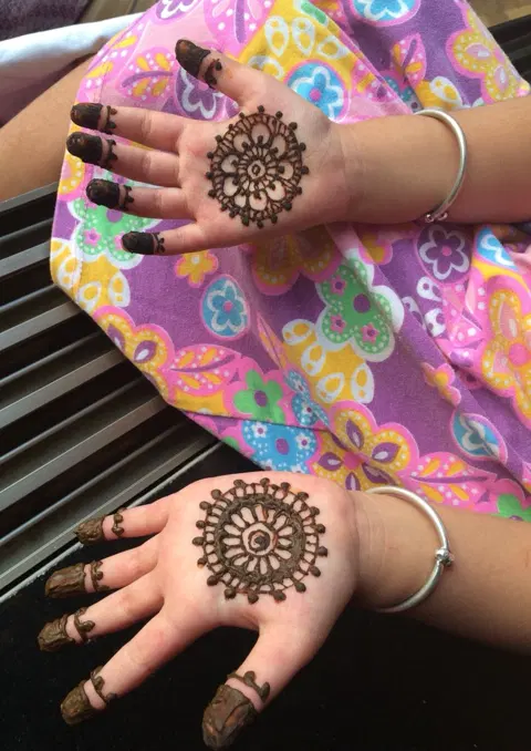 simple front hand mehndi design