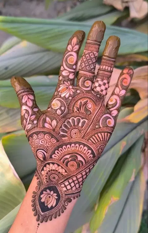 aesthetic arabic front hand mehndi design