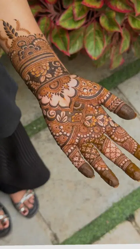 aesthetic bridal front hand mehndi design
