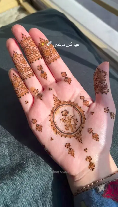 aesthetic bridal circle finger mehndi design