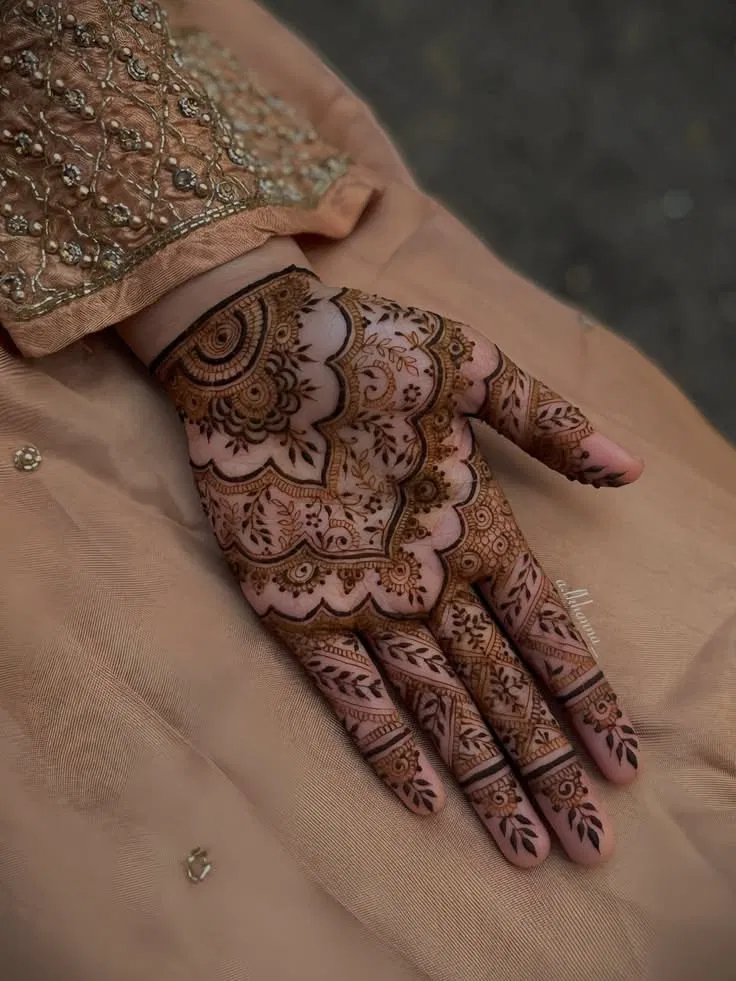 Aesthetic Arabic Front Hand Mehndi Design with Bel for Eid (4)