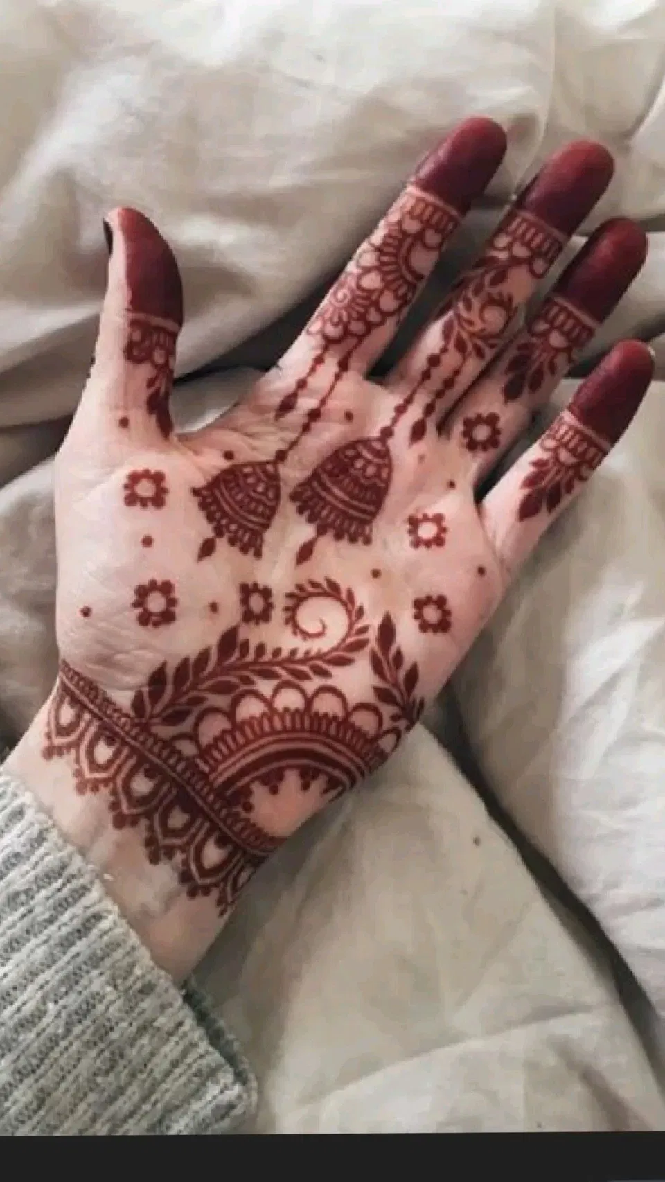 Aesthetic Front Hand Mehndi Design with Gol Tikki and Flowers for Diwali (2)