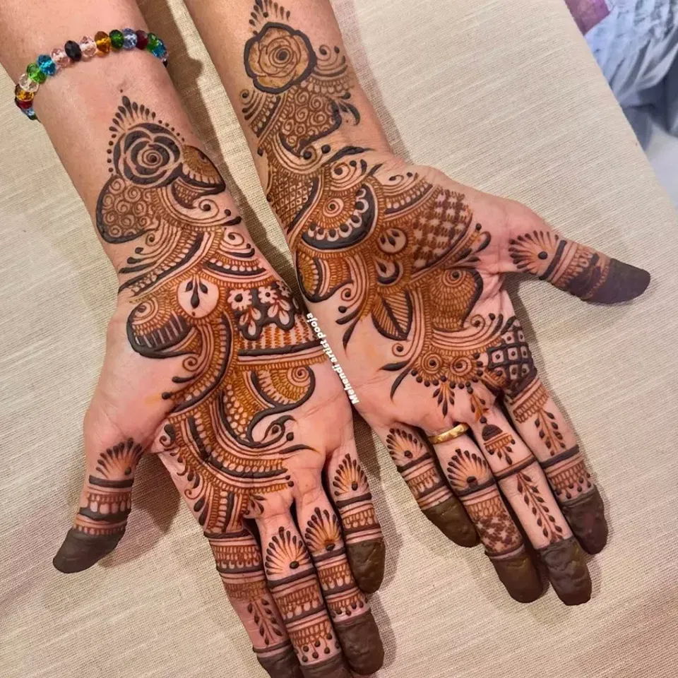 Aesthetic Arabic Front Hand Mehndi Design with Gol Tikki and Figures for Engagement (3)