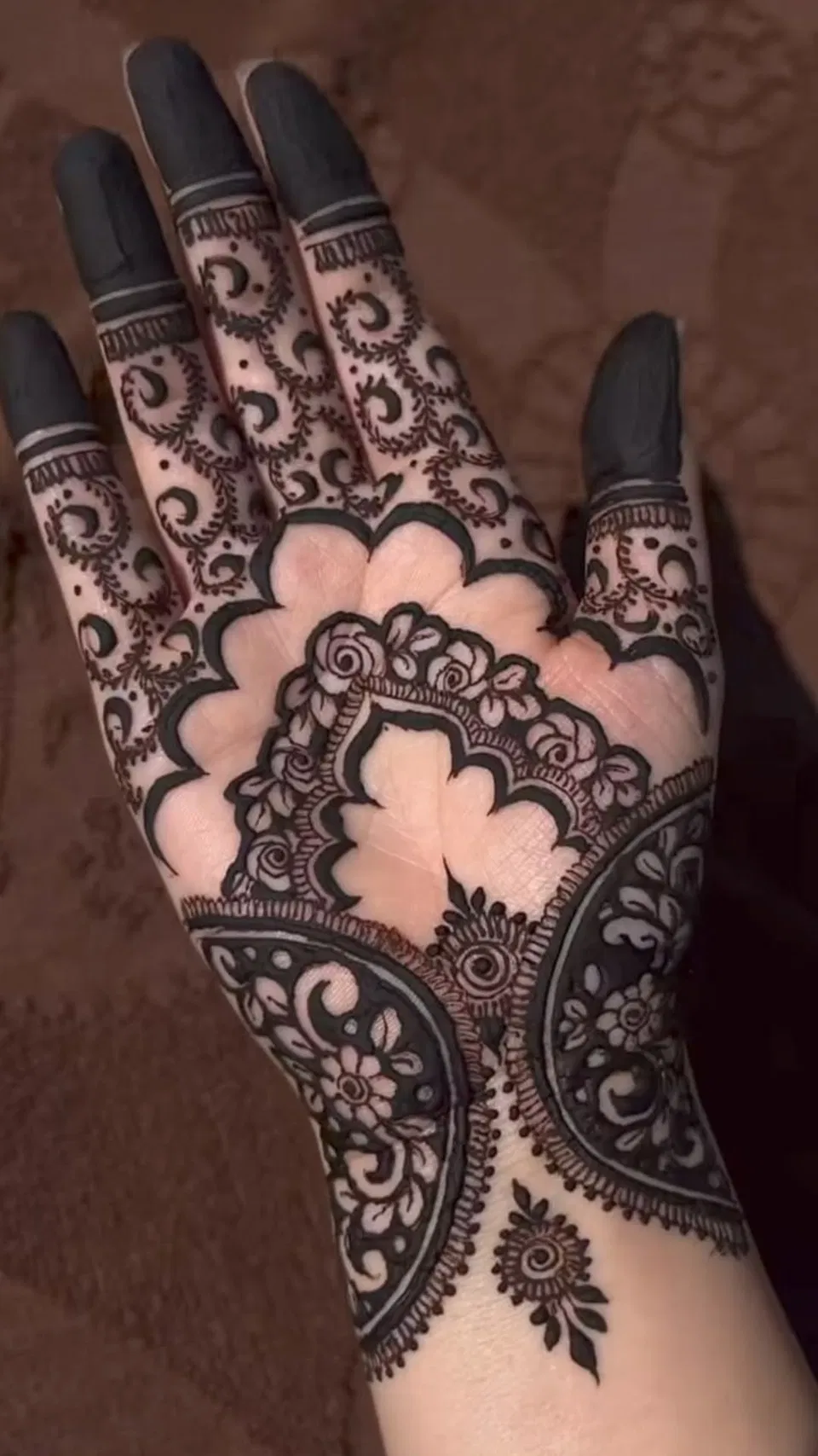 Aesthetic Dubai Front Hand Mehndi Design with Hearts