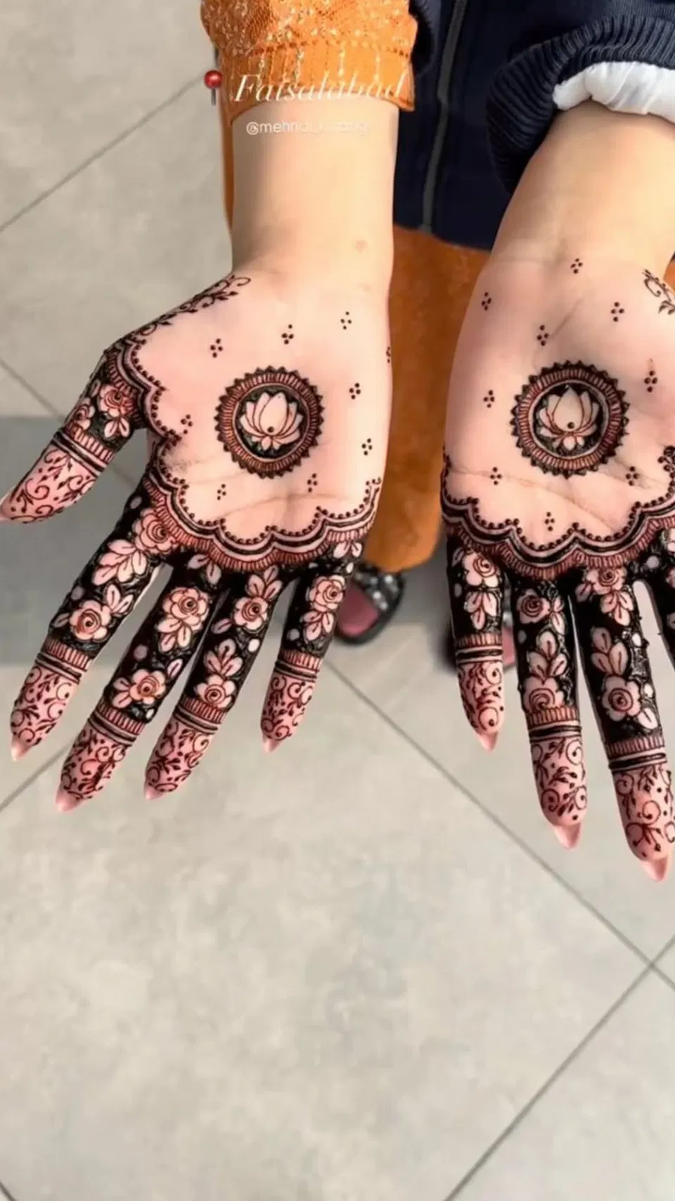 Aesthetic Arabic Front Hand Mehndi Design with Jaal for Eid