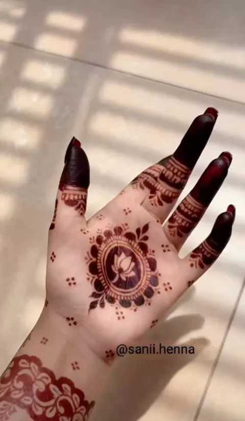 aesthetic bridal circle front hand mehndi design