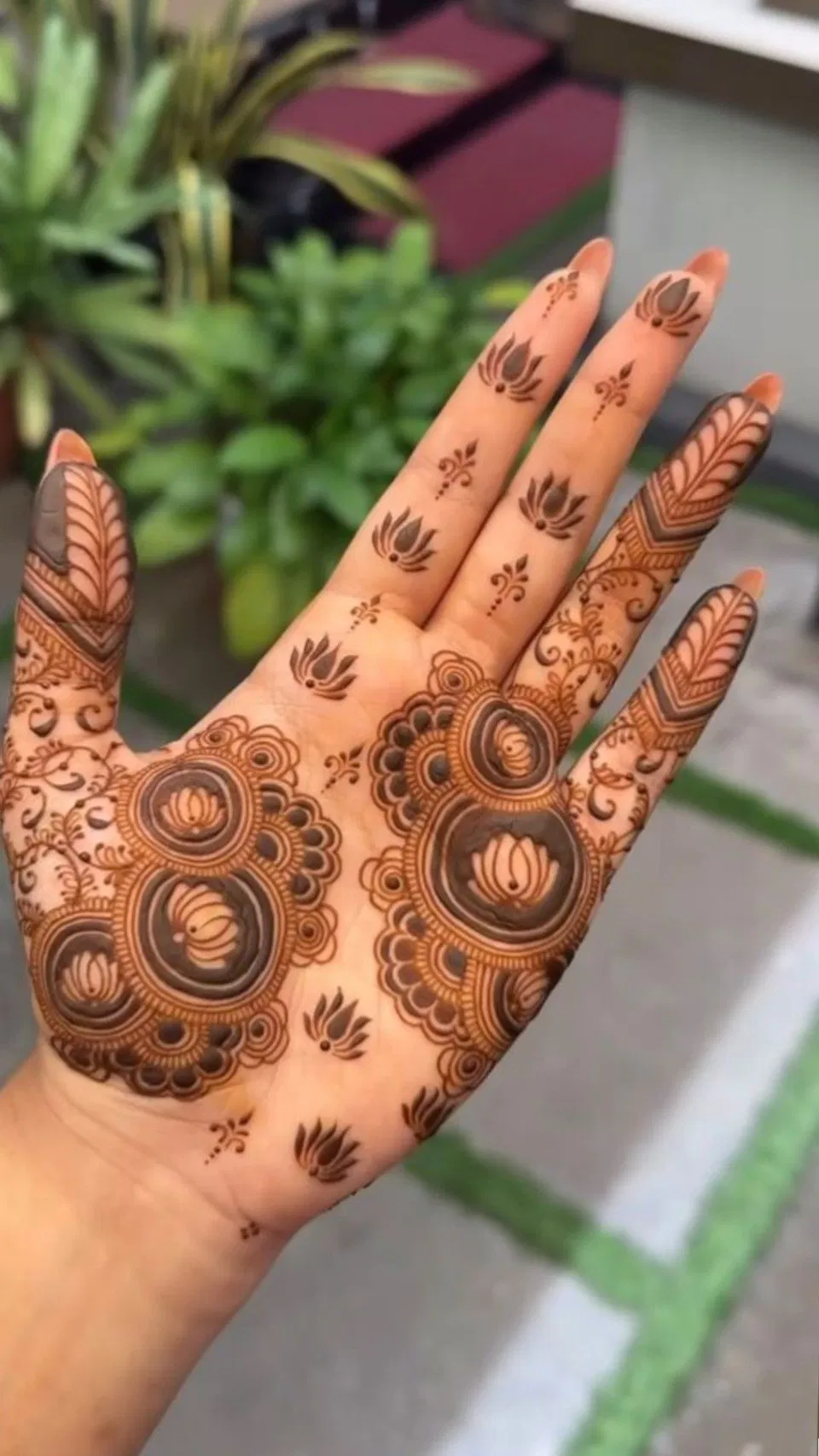 Aesthetic Minimal Front Hand Mehndi Design with Gol Tikki and Jaal for Diwali (4)