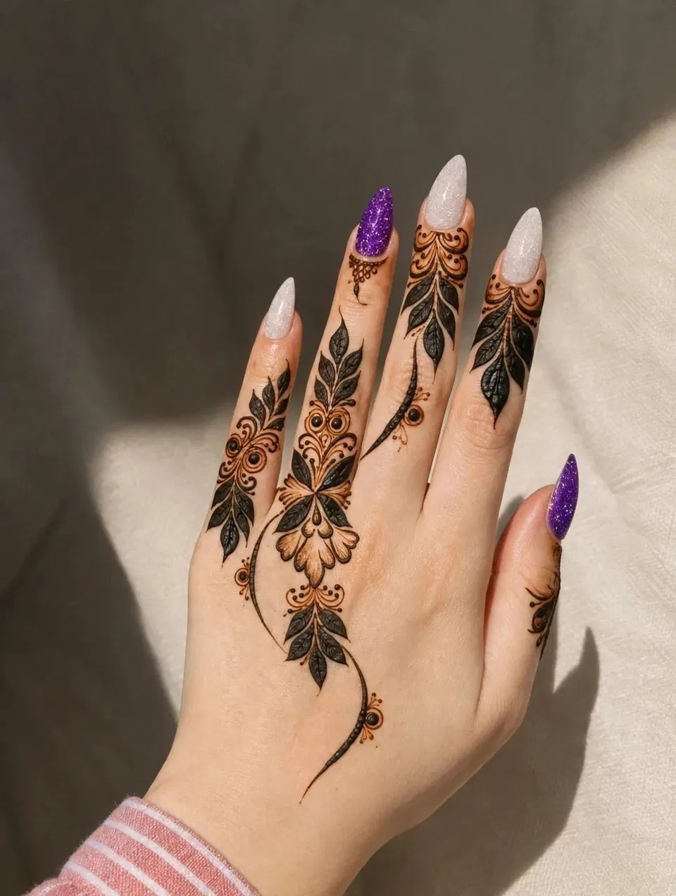 Arabic Simple Back Hand Mehndi Design with Jaal (5)