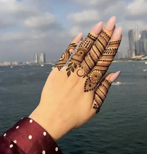 simple stylish circle back hand mehndi design
