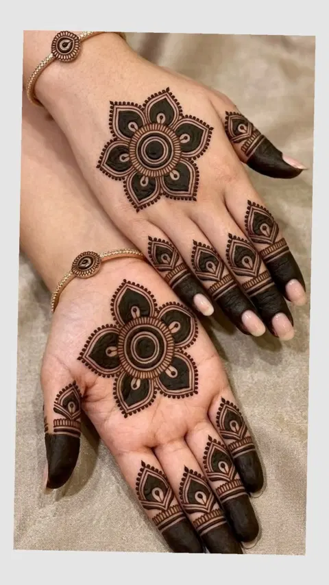 aesthetic arabic circle finger mehndi design