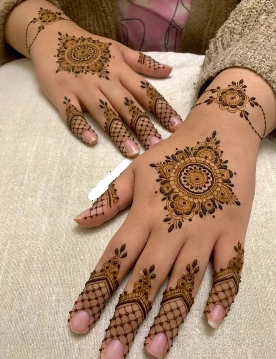 Bridal Simple Back Hand Mehndi Design with Gol Tikki (3)
