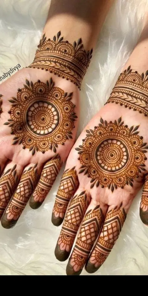 aesthetic bridal circle back hand mehndi design