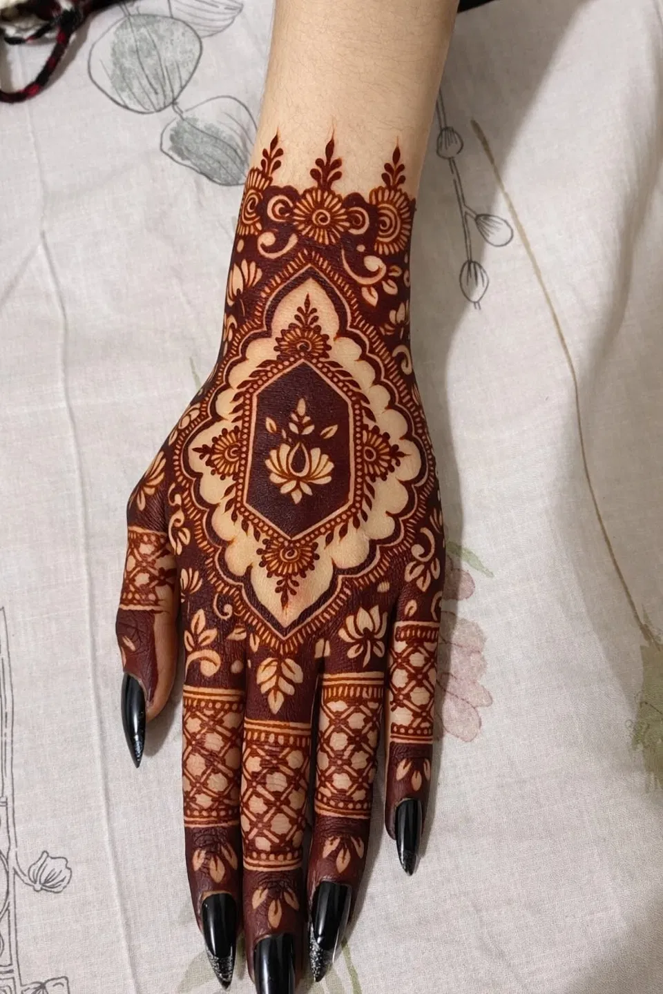 Arabic Bridal Back Hand Mehndi Design with Gol Tikki for Eid