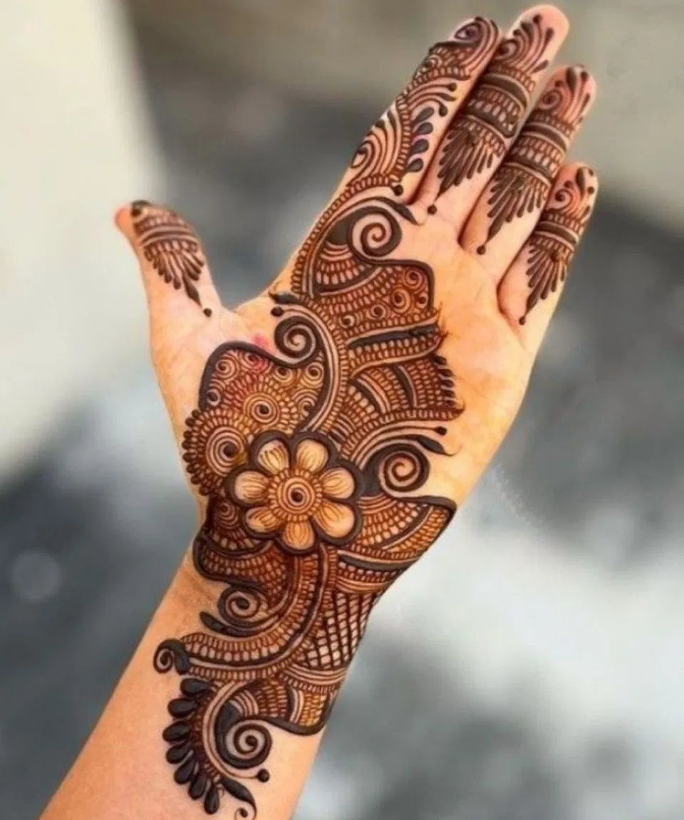 Aesthetic Arabic Front Hand Mehndi Design with Bel (2)