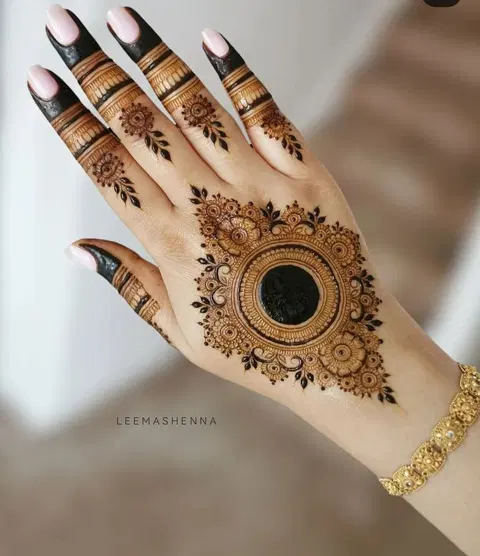 pakistani stylish circle back hand mehndi design