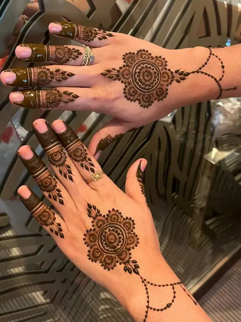 simple stylish circle back hand mehndi design