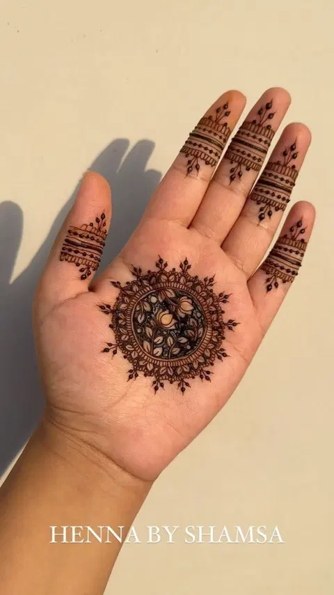 simple stylish circle front hand mehndi design