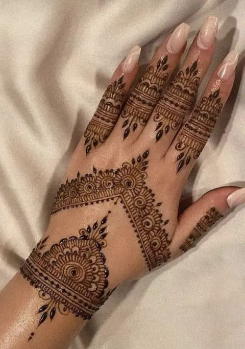 aesthetic arabic circle back hand mehndi design