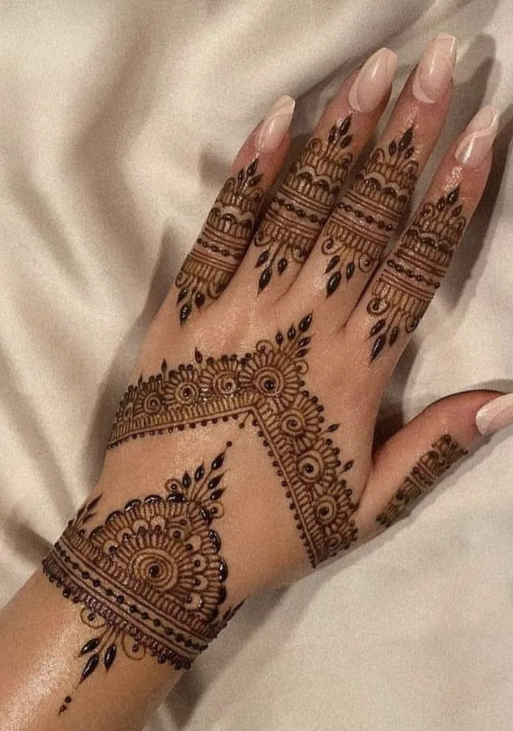 Aesthetic Arabic Back Hand Mehndi Design with Gol Tikki and Flowers for Eid (3)