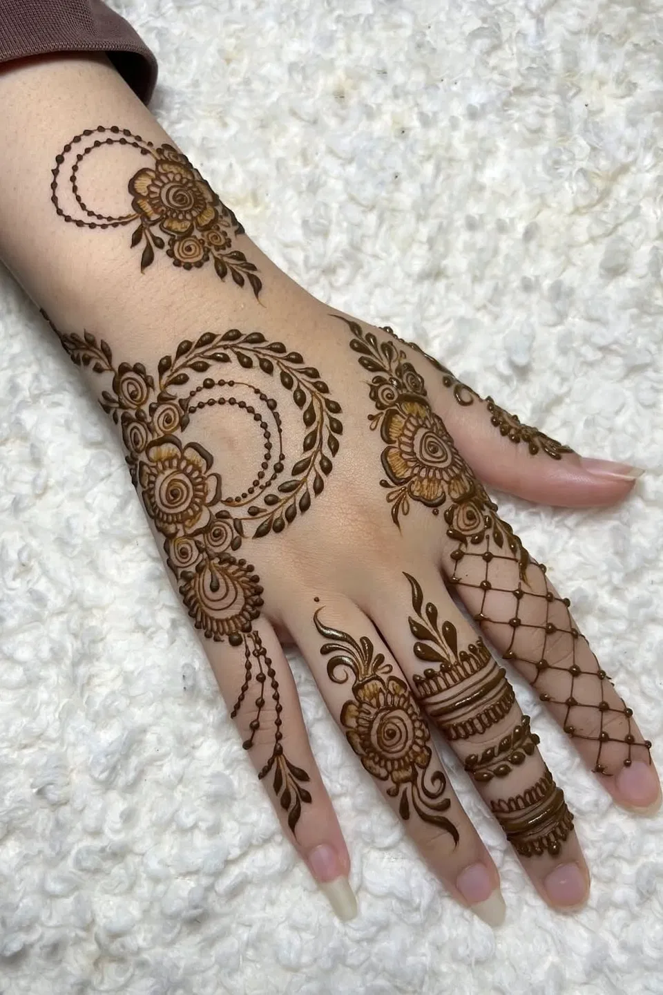 Aesthetic Arabic Back Hand Mehndi Design with Flowers and Moon for Eid (2)
