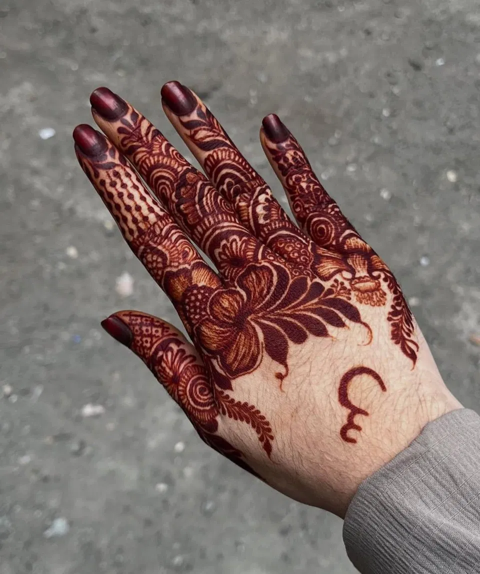 Aesthetic Arabic Back Hand Mehndi Design with Gol Tikki and Flowers (45)