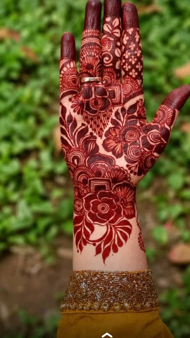 Bridal Stylish Finger Mehndi Design with Gol Tikki, Figures and Flowers (2)