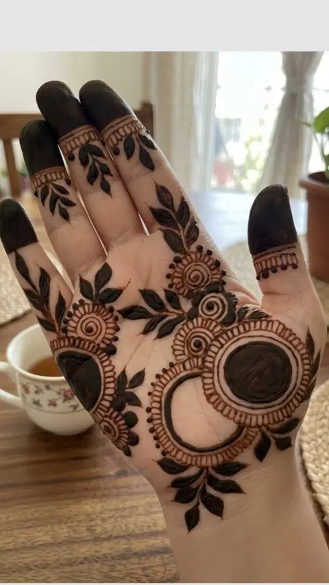 aesthetic simple circle front hand mehndi design