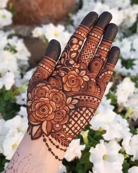 aesthetic arabic circle finger mehndi design