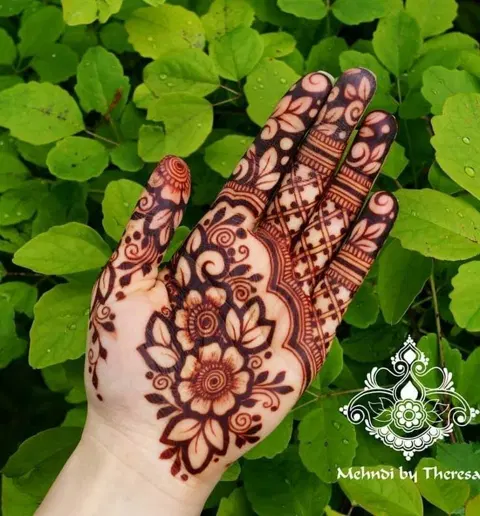 aesthetic arabic flower front hand mehndi design