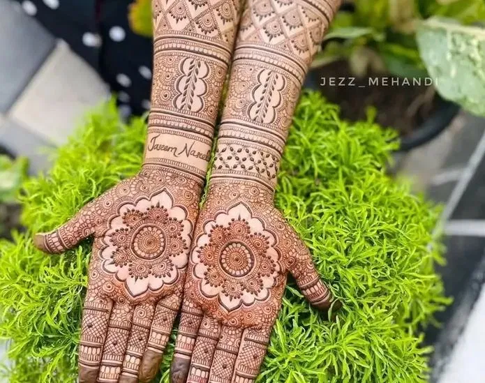 Bridal Front Hand Mehndi Design with Gol Tikki