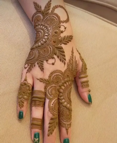 aesthetic arabic back hand mehndi design