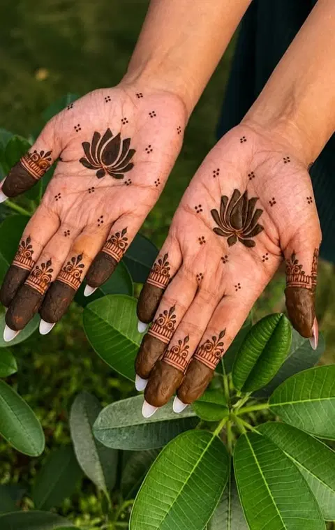 aesthetic minimal flower front hand mehndi design