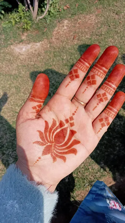 bridal simple flower front hand mehndi design