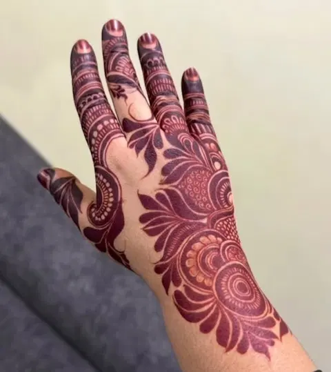 aesthetic arabic back hand mehndi design