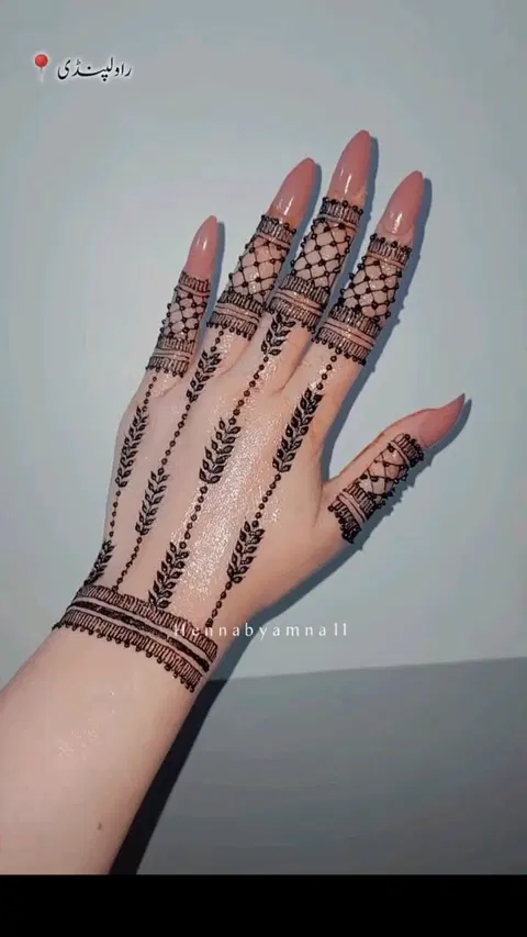 aesthetic simple back hand mehndi design