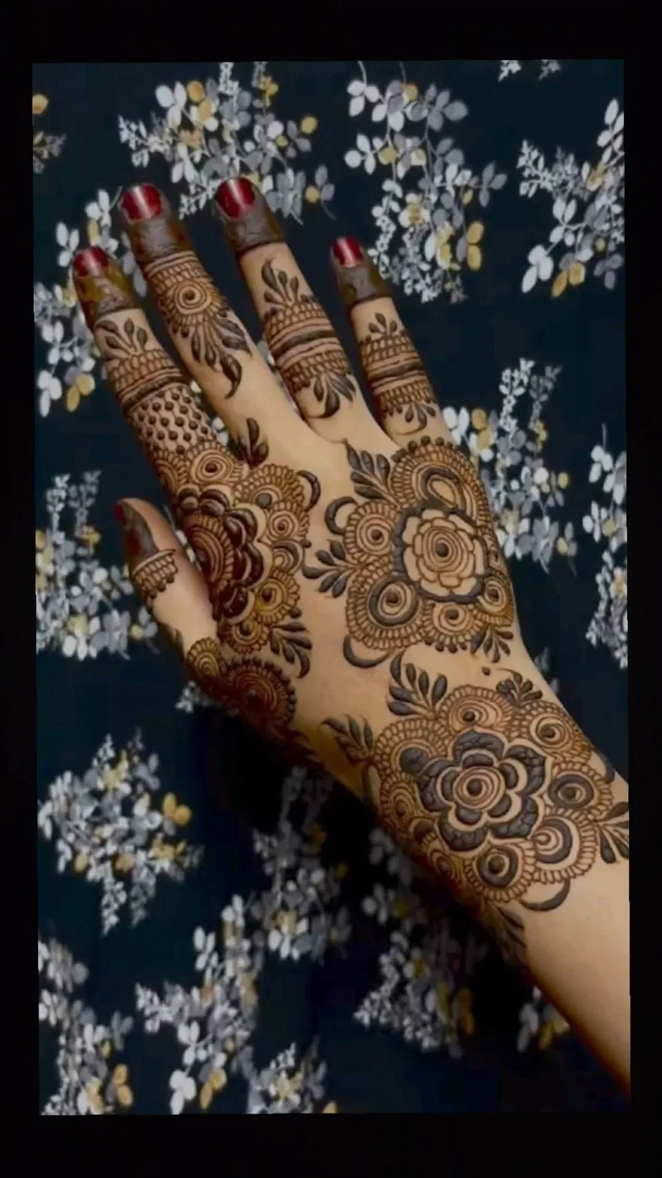 Aesthetic Arabic Arm Mehndi Design with Bel and Flowers (2)