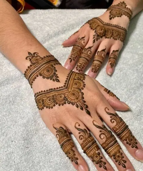 minimal simple back hand mehndi design
