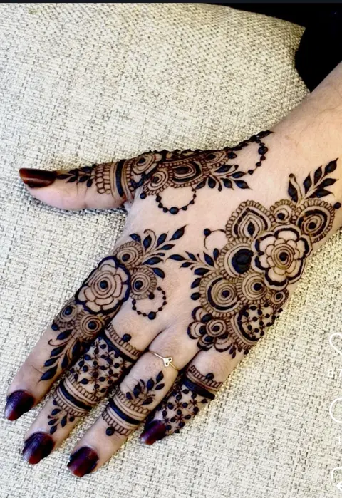 aesthetic arabic circle back hand mehndi design
