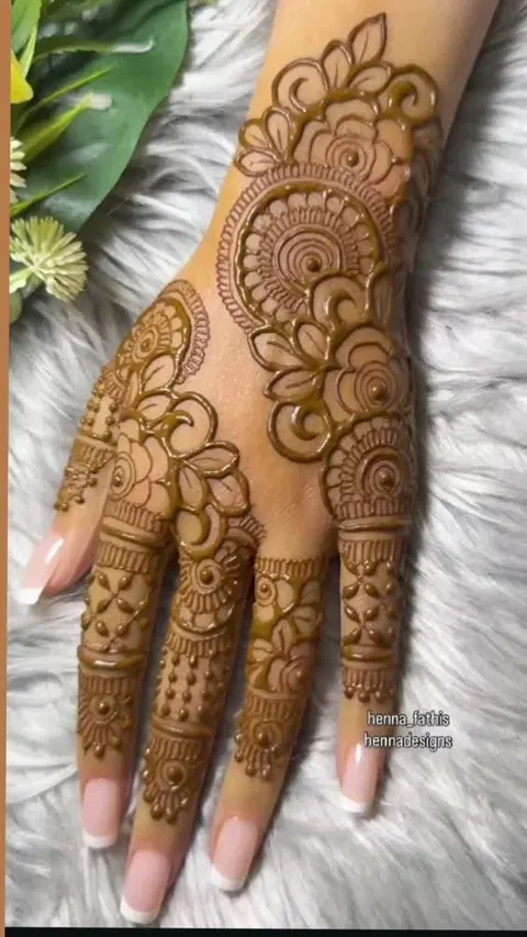 aesthetic arabic bel back hand mehndi design