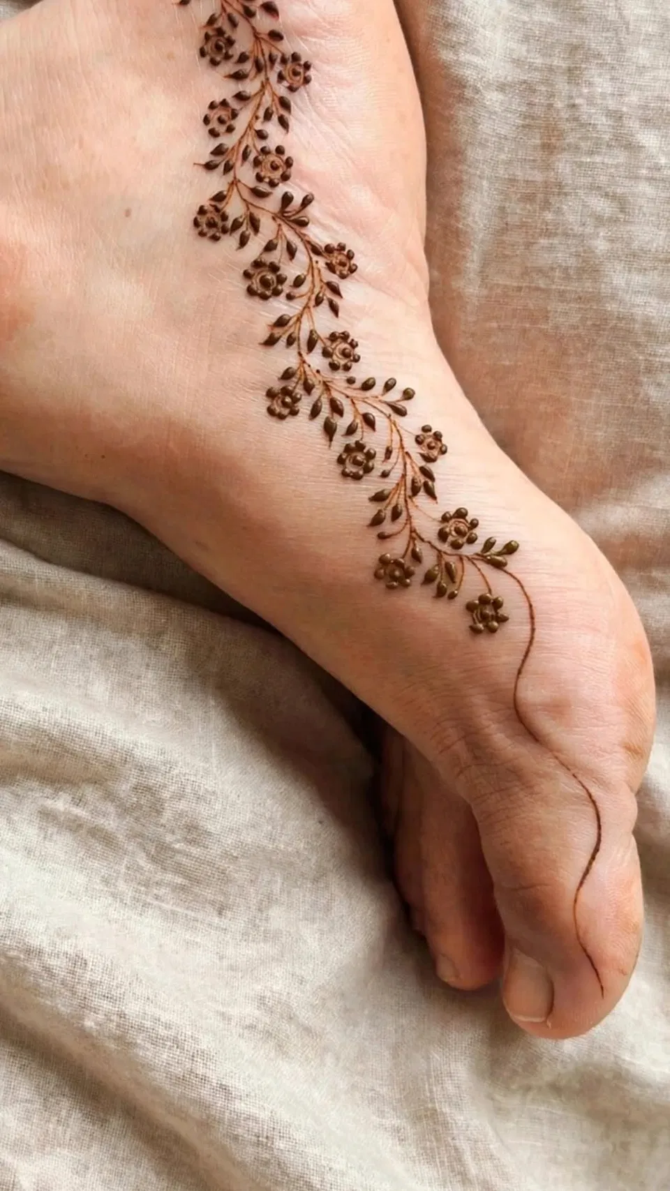 Arabic Simple Finger Mehndi Design with Flowers and Jaal (2)