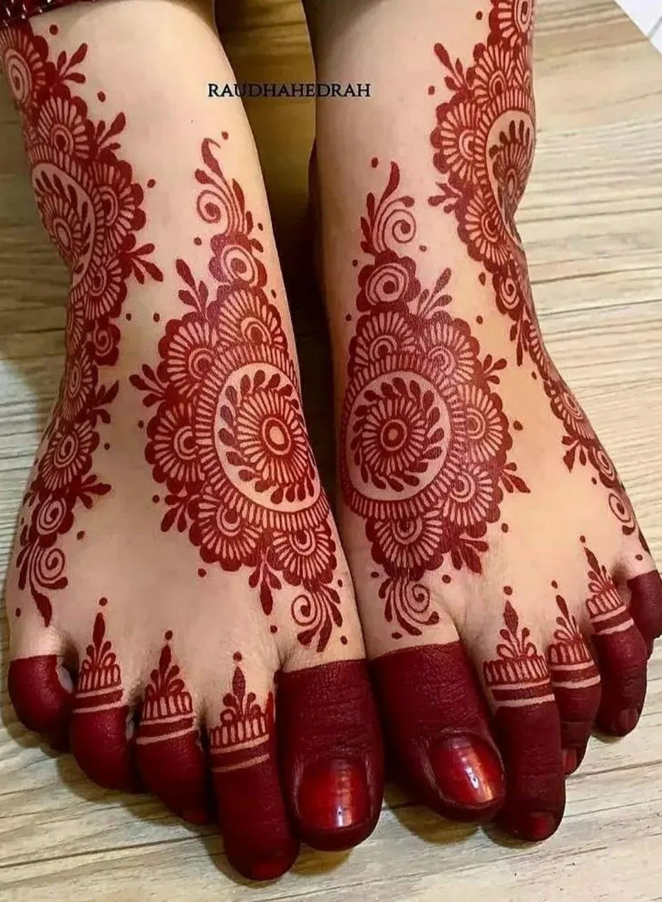Bridal Pakistani Finger Mehndi Design with Gol Tikki