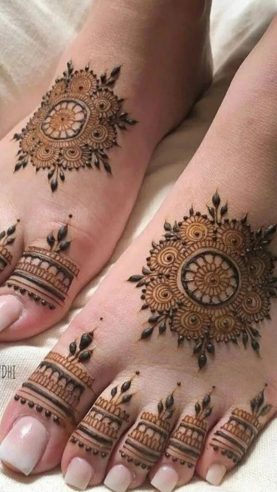 Bridal Stylish Foot Mehndi Design with Gol Tikki and Figures