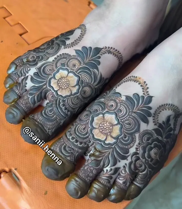 Bridal Foot Mehndi Design with Flowers (2)