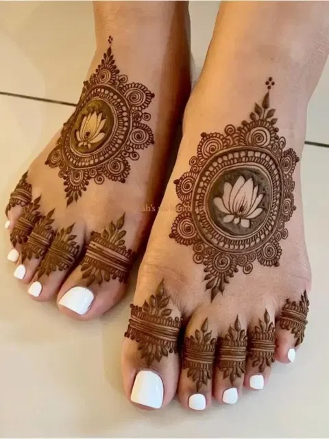 bridal stylish circle foot mehndi design