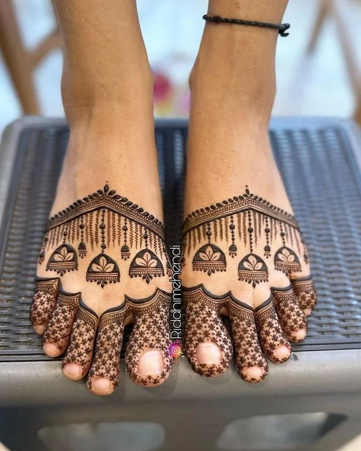 Minimal Simple Back Hand Mehndi Design (12)